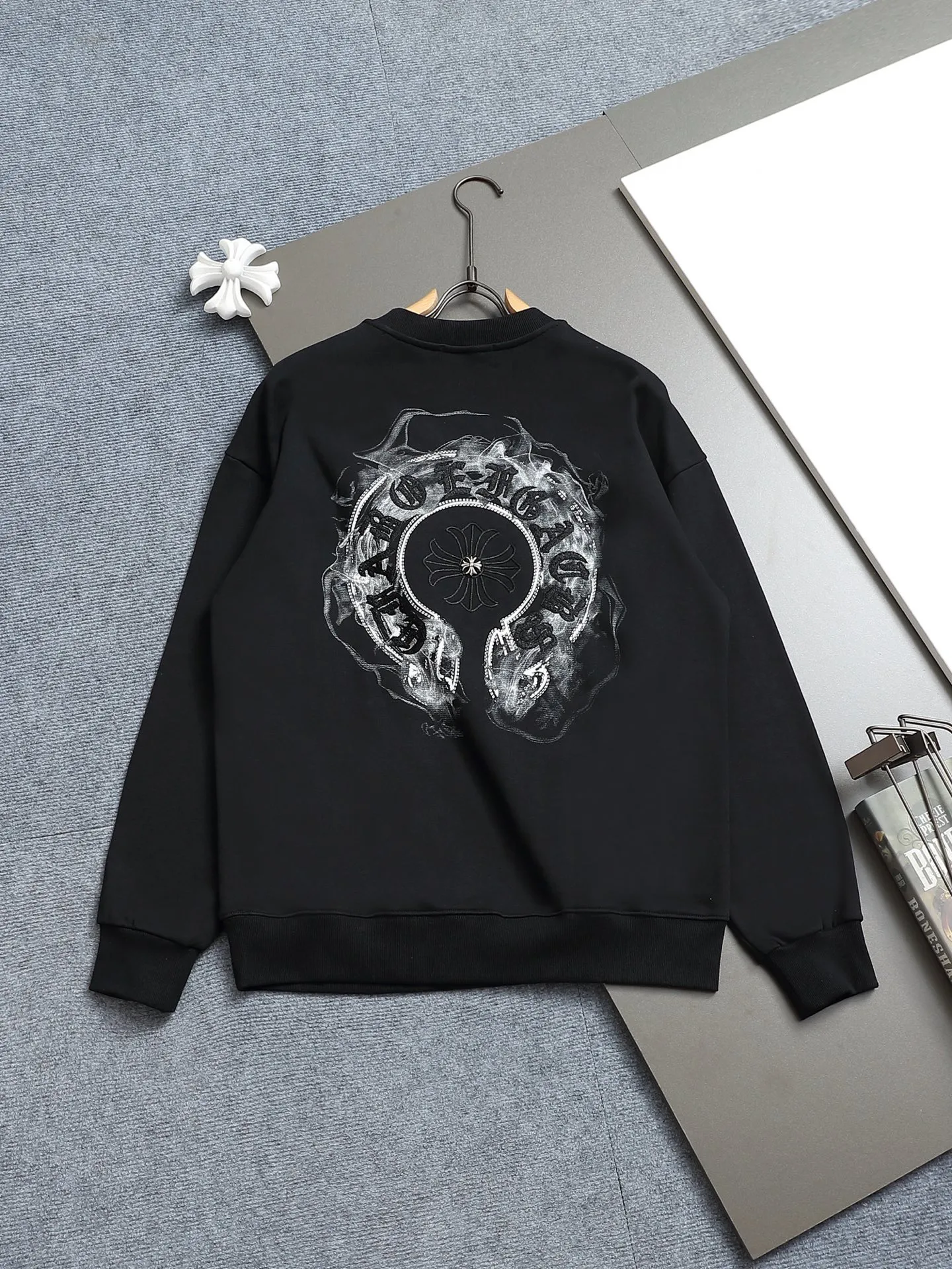 P250 Chrome hearts ch Chrome hearts cross horseshoe LOGO round-neck sweatshirt with thousands of needle embroidery crafts. Large version. Loose and stylish. The difference is the low version, the slim version, the upper body and the crotch. 100% commitment: top quality, not fast food. The highest version on the market. Top quality, 450 grams. 26 custom-dyed double yarn cotton, the same style for men and women, complete with three standards. Color: Black White Size: SMLXL